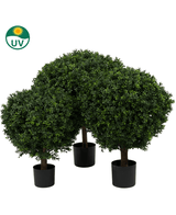 De Kunstplant Buxus op stam romeinse stijl UV 95cm heeft drie kunst vormbomen met dicht, rond groen gebladerte in zwarte potten, gegroepeerd op een witte achtergrond. Een UV-icoon geeft aan dat ze UV-bestendig zijn.