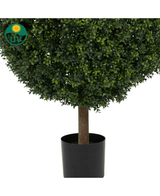 Een close-up van de Kunstplant Buxus op stam Romeinse stijl UV 95cm toont dichte groene bladeren en een bruine stam in een zwarte cilindrische pot. Een UV-beschermd symbool met een zon en "UV" tekst verschijnt in de linkerbovenhoek.