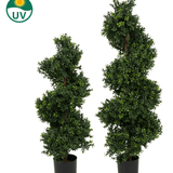 De Kunst Buxus Spiraal Romeinse stijl UV 90cm heeft twee spiraalvormige kunsttuibomen met groen blad in een zwarte pot. In de linkerbovenhoek staat een groen en geel UV-bestendig symbool.