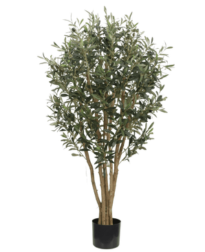 De Kunst olijfboom 120 cm UV is een onderhoudsarme, hoge kunstplant met slanke stammen en dichte groene bladeren in een zwarte pot, perfect tegen een witte achtergrond voor een stijlvolle uitstraling.