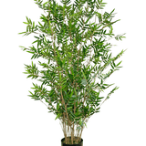 De Kunstplant Bamboe Deluxe 120 cm is een hoge kunstbamboe met meerdere slanke stengels en dunne groene bladeren, gepresenteerd in een eenvoudige zwarte pot tegen een effen witte achtergrond.