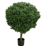 De Kunstplant Buxus op stam romeinse stijl UV, 95 cm hoog, heeft een dicht, rond groen topiary gebladerte en een enkele bruine stam, perfect voor binnen of buiten. Tegen een witte achtergrond.