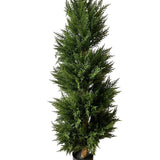 De Kunstplant Conifeer UV 120cm is een groenblijvende conifeer in pot met dicht, donkergroen blad en een rechte stam, tegen een witte achtergrond.