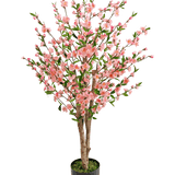 De Kunstplant Kersenbloesem 120 cm roze heeft meerdere bruine stammen met roze bloesem en groene bladeren, in een zwarte pot met groen mos aan de basis, tegen een witte achtergrond.