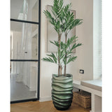 De Kunstplant Parlour Deluxe 120 cm heeft dunne stelen en lange groene bladeren in een golvende groene vaas, perfect voor lichte moderne kamers met lichte houten vloeren en grote ramen.