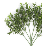 De Kunsttak Buxus 47 cm UV brandvertragend is een levensechte kunstbladerstengel met meerdere takken, gemaakt van hoogwaardige kunststof, uitgewaaierd tegen een effen witte achtergrond.