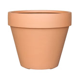 De Plantenbak Aegir Terracotta is een eenvoudige, lege bloempot met een brede rand, afgebeeld tegen een witte achtergrond.
