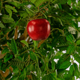 Een prachtige Kunst Appelboom van 240 cm met felrode appels en weelderig groen blad, perfect om elk interieur een vleugje door de natuur geïnspireerde schoonheid te geven.