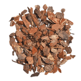 Een stapel Vulmateriaal Boomschors-Houtschors 15L, bestaande uit gedroogde bruine boomschorssnippers, is in een cirkelvorm gerangschikt op een witte achtergrond.