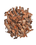 Een stapel Vulmateriaal Boomschors-Houtschors 15L, bestaande uit gedroogde bruine boomschorssnippers, is in een cirkelvorm gerangschikt op een witte achtergrond.