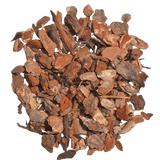 Een stapel Vulmateriaal Boomschors-Houtschors 15L middelgrote bruine schorssnippers verspreid op een witte achtergrond.