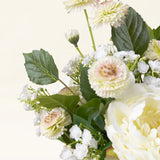 Een close-up van het Zijden kunstbloemen boeket White Love, met lichtgele en witte kunstbloemen met groene bladeren tegen een licht crèmekleurige achtergrond.