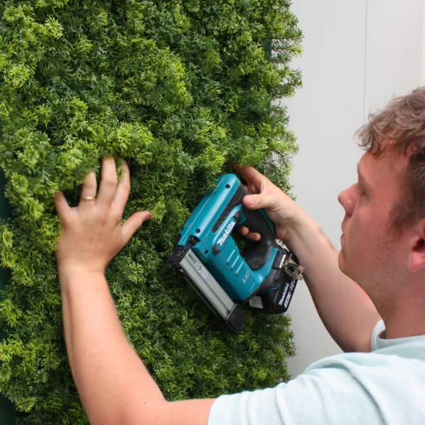 Levensechte kunstplanten die niet van echte planten te onderscheiden zijn.