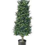 De Kunstplant Buxus Pyramide UV 90 cm heeft dicht groen blad in een conische vorm, in een zwarte pot. Met UV-bescherming is hij perfect voor tuinplanten en behoudt hij zijn schoonheid tegen een witte achtergrond.