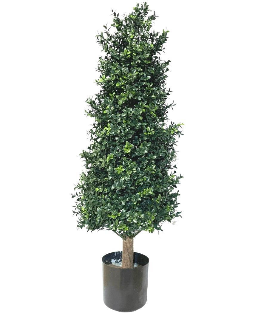 De Kunstplant Buxus Pyramide UV 90 cm heeft dicht groen blad in een conische vorm, in een zwarte pot. Met UV-bescherming is hij perfect voor tuinplanten en behoudt hij zijn schoonheid tegen een witte achtergrond.