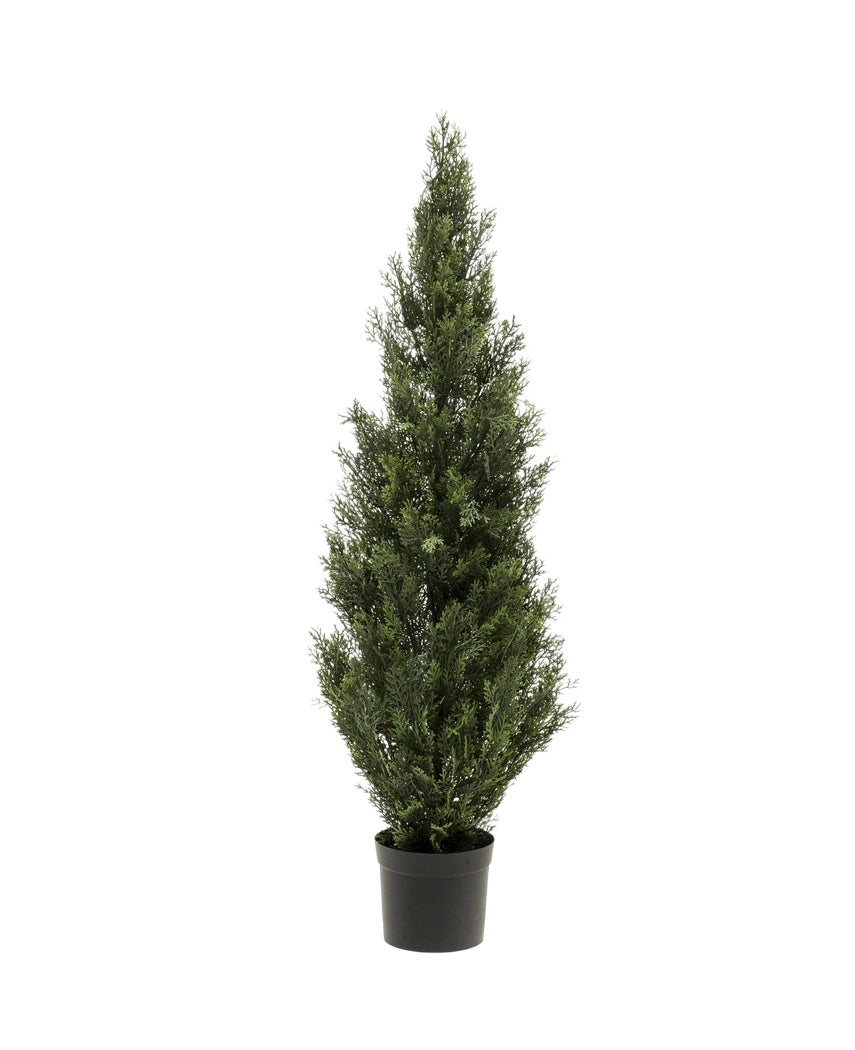 De Kunstplant Conifeer UV 120cm, een hoge en smalle kunstgroene groenblijver met dicht groen blad in een kleine zwarte pot, wordt getoond tegen een effen witte achtergrond.