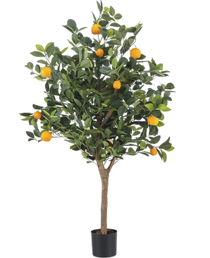 De Kunst sinaasappelboom 120 cm heeft groene bladeren en levendige oranje vruchten tegen een effen witte achtergrond.