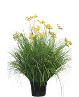 Deze luxe Kunst Grasplant Asteraceae 100 cm brandvertragend heeft lange, dunne groene bladeren en meerdere kleine, gele bloemclusters op hoge stelen. Staat schitterend tegen een witte achtergrond.