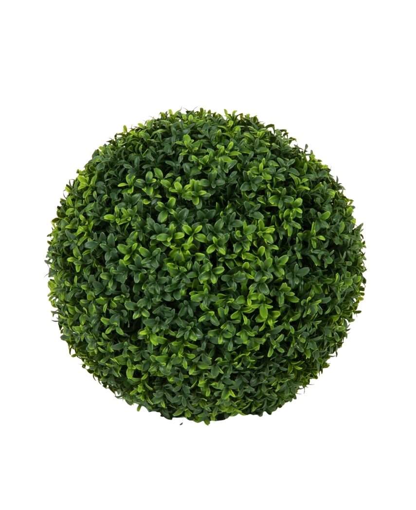 Een bovenaanzicht van de Kunstplant Buxus romeinse stijl UV D40cm, een netjes gesnoeide, bolvormige kunstheester met dichte groene bladeren tegen een effen witte achtergrond.