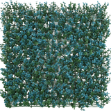De Kunsthaag Buxus blauw 50x50 cm UV is een vierkant paneel met dichte groene bladeren en trosjes kleine blauwe bloemen, waardoor een realistische bladerwand of decoratieve plantenmat ontstaat, van bovenaf gezien op een witte achtergrond.
