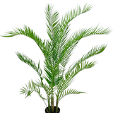 De Kunstplant Chamaedorea 120 cm is een kunstpalm met lange, slanke groene bladeren in een zwarte ronde pot, tegen een effen witte achtergrond.