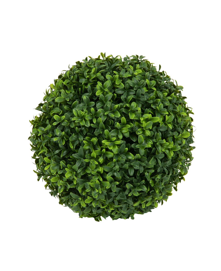 Bovenaanzicht van de Kunstplant Buxus romeinse stijl UV D30cm, een ronde, dichte kunst buxusbol met groene bladeren, tegen een effen witte achtergrond.