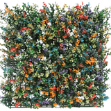 De Kunsthaag Buxus multi-color 50x50 cm UV is een vierkant paneel van dichte kunst buxus met kleine blaadjes en trosjes oranje, witte, rode, gele, paarse en blauwe bloemen op een groene kunststof rasterachtergrond.
