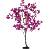 De Kunstplant Bougainvillea 125 cm Paars heeft levendige paarse bloemen en weelderige groene bladeren aan verschillende takken, waardoor het een kleurrijke kunstplant is die ideaal is om elke binnenruimte op te fleuren.