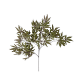 De Kunsttak Esdoorn 70 cm groen brandvertragend heeft een dunne steel met meerdere takken, elk versierd met puntige, stervormige groene bladeren, en is geïsoleerd afgebeeld op een witte achtergrond.