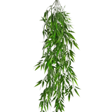 De Kunst hangplant Bamboe UV 80 cm heeft lange, slanke groene bladeren die sierlijk naar beneden hangen aan de stengel, tegen een effen witte achtergrond.