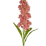 De Kunstbloem Violier 78 cm roze is een kunstroze stockbloem met meerdere bloesems en groene bladeren, gepresenteerd tegen een witte achtergrond.