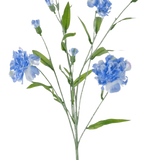 De Kunstbloem Anjer tros 70 cm blauw heeft een delicate steel met meerdere lichtblauwe anjerbloemen en groene bladeren, tegen een effen witte achtergrond.