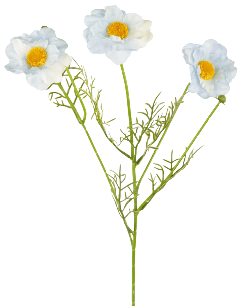 De Kunstpriesterhalsband Real Touch Blauw/wit 50cm heeft drie witte bloemen met een geel hart op lange groene stelen en fijne blaadjes, tegen een effen witte achtergrond.