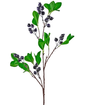 De Kunsttak Berry 76 cm paars heeft verschillende takken met groene ovale bladeren en trossen kleine, ronde, donkerpaarse bessen tegen een witte achtergrond.
