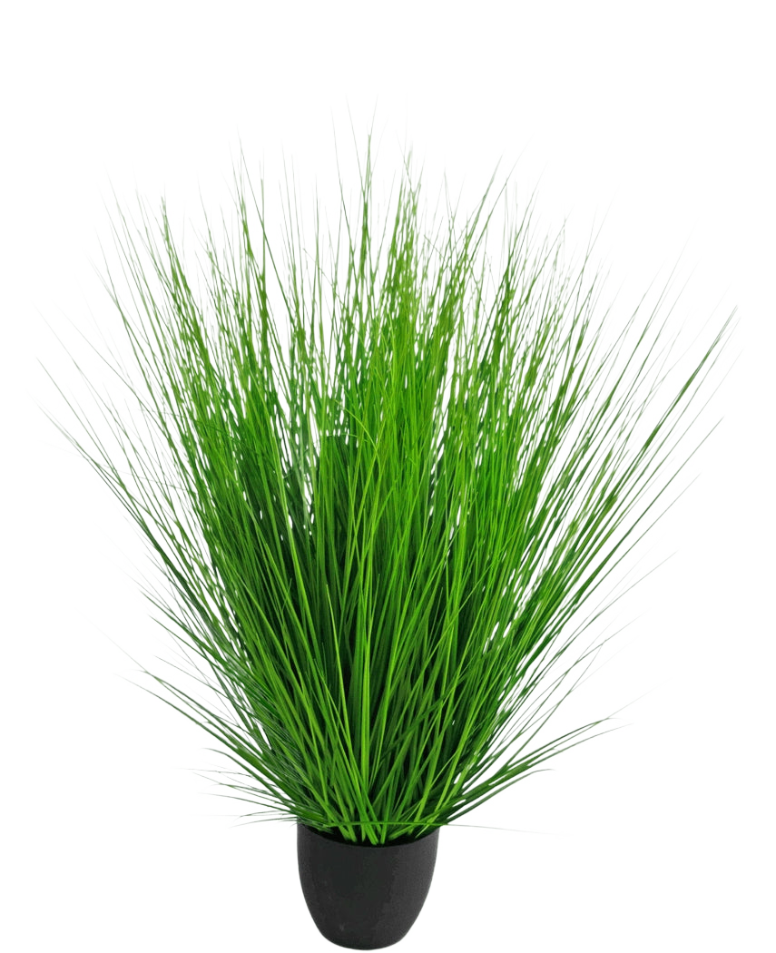 De Kunst Grasplant Ui 110 cm brandvertragend heeft lange, dunne, levendige groene sprieten die dicht op elkaar staan in een kleine zwarte pot, tegen een effen witte achtergrond.