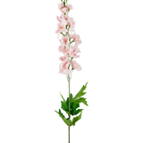 Kunstdelphinium Real Touch Roze 90cm heeft een lange steel met lichtroze bloemen en gekartelde groene bladeren, tegen een effen witte achtergrond.