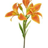 De Kunstbloem Aziatische Lelie 66 cm oranje heeft een enkele steel met drie open oranje lelies, een ongeopende knop en groene bladeren tegen een lichte achtergrond.