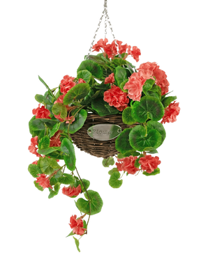 Een 70cm kunstmatige roze begonia in een rieten mand met ketting met weelderig groen gebladerte en trapsgewijze roze-rode bloemen. Op het metalen label op de mand staat "Flowers". Geschikt voor buiten, UV-bestendig.