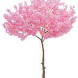 De Kunstboom Kersenbloesem Roze 270 cm is een hoge kunstkerstboom met een slanke bruine stam en dichte trossen levendige roze bloemen tegen een effen witte achtergrond.
