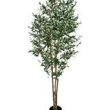 De Kunst olijfboom UV 180 cm is een hoge nep olijfboom met slanke takken en groene bladeren, UV-bestendig, geleverd in een eenvoudige zwarte pot en mooi uitgelicht tegen een witte achtergrond.