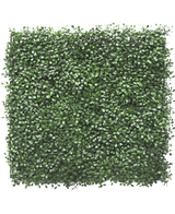De Kunsthaag Buxus 50x50 cm UV heeft dicht opeengepakte kunstgroene bladeren en creëert zo een weelderige haag of verticale tuinlook, perfect om elke ruimte op te fleuren.