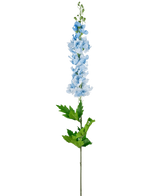 Een enkele Kunstdelphinium Real Touch Blauw 90cm steel heeft lichtblauwe bloemen en groene bladeren op een witte achtergrond.