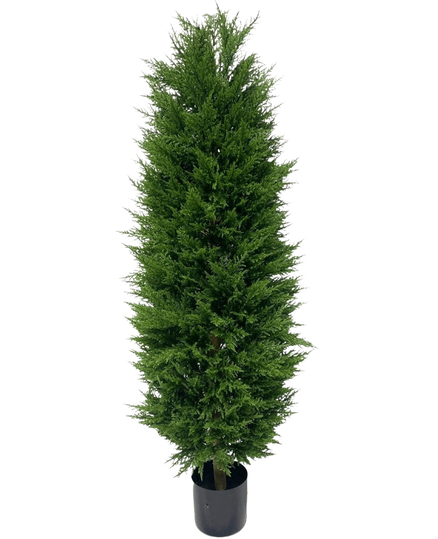 De Kunstplant Conifeer deluxe UV 150 cm is een hoge, weelderig groene kunstconifeer in een zwarte kunststof pot, perfect voor tuindecoratie en afgebeeld tegen een effen witte achtergrond.