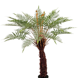 De Kunstplant Dicksonia 127 cm is een hoge varen in pot met een bruine, gestructureerde stam en lange, gebogen groene bladeren tegen een witte achtergrond.