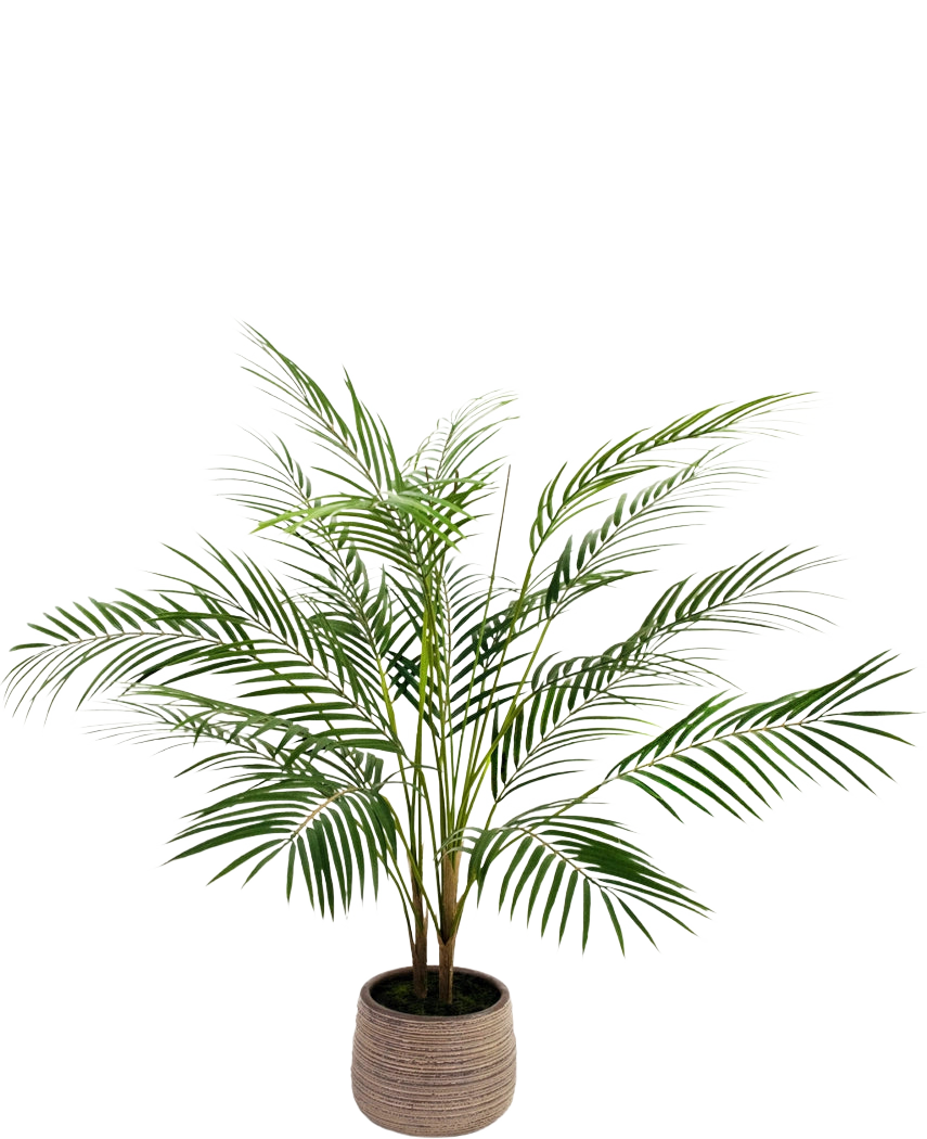 De Kunstpalm Chamaedorea 83 cm heeft lange, slanke groene bladeren en meerdere stelen in een lichtbruine pot met textuur, tegen een effen witte achtergrond.