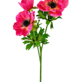 De Kunstbloem Anemoon vertakt 56 cm roze heeft een enkele groene steel met drie helderroze anemoonbloemen met een donker hart en delicate, geruwde bloemblaadjes, plus groene bladeren, tegen een effen witte achtergrond.