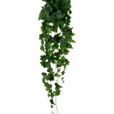 De Kunst Klimop 105 cm groen heeft dichte groene bladeren die naar beneden vallen, waardoor een weelderig, slepend klimopeffect ontstaat tegen een effen witte achtergrond.