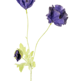 De Kunstbloem Papaver 73 cm heeft drie delicate paarse bloemen - twee open, een gedeeltelijk gesloten - met lichtgroene stengels en bladeren, tegen een effen witte achtergrond.