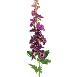 De Kunstbloem Delphinium Paars 79 cm heeft een enkele kunstmatige paarse ridderspoor steel met meerdere bloesems verticaal gerangschikt en groene, diep gelobde bladeren, tegen een effen witte achtergrond.