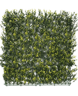 De Kunsthaag Buxus geel 50x50 cm UV is een vierkant paneel van dicht kunstgroen gebladerte met gele bladeren, ontworpen om te lijken op een haag of tuinmuur, tegen een effen witte achtergrond.